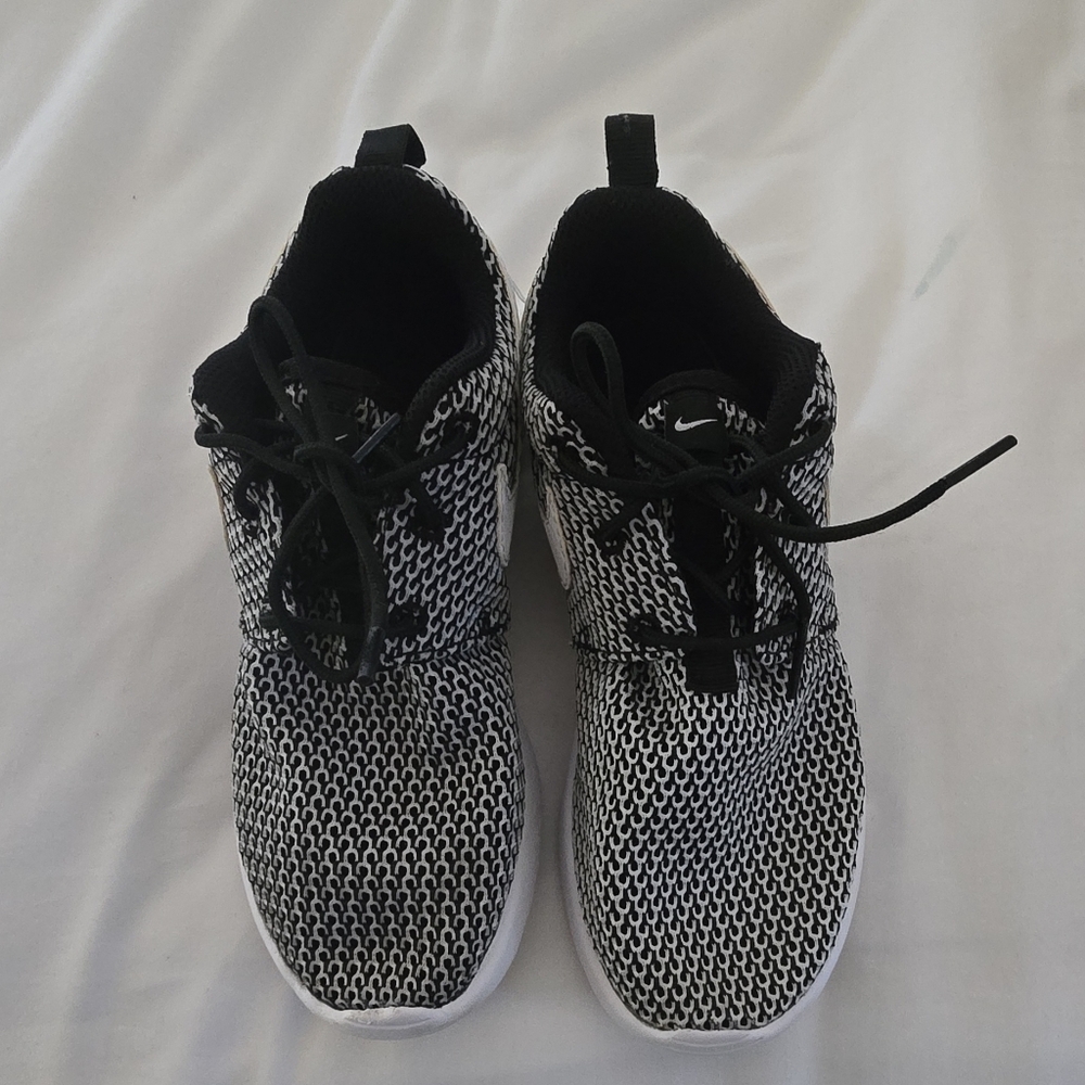 Nike Unisex Kids Athletic Shoes Black White Mesh Logo Size 1Y